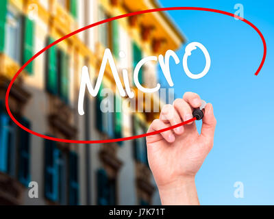 Hand des Mannes Micro mit schwarzem Filzstift auf Bildschirm zu schreiben. Auf Hintergrund isoliert. Wirtschaft, Technologie, Internet-Konzept. Stock Foto Stockfoto