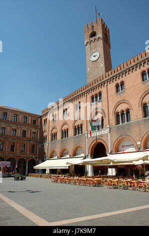 Dies bezieht sich auf ein Bild oder einen Datensatz mit der Bezeichnung „20050528 024 Treviso Signori“, das sich auf ein historisches oder modernes Ereignis, eine Person oder ein Dokument beziehen kann, das mit Treviso und der Familie oder dem Titel Signori in Verbindung steht. Stockfoto