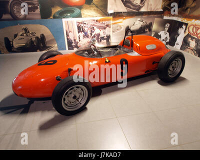 Der Porsche 718/2 Formel-II-Rennwagen 1960 ist ein legendäres Fahrzeug, das für seine Leistung im Motorsport bekannt ist. Dieses Foto zeigt das Design und die Rennmöglichkeiten und unterstreicht seine Auswirkungen auf die Formel-II-Strecke in den frühen 1960er Jahren Stockfoto