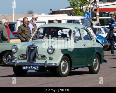 Der Wolseley 1500 Mk I von 1960 ist ein britischer Kompaktwagen, der für sein elegantes Design und seine solide Leistung bekannt ist. Es war Teil der Bemühungen der Marke Wolseley, Autos zu produzieren, die Komfort und Zweckmäßigkeit in der Mitte des 20. Jahrhunderts miteinander in Einklang bringen. Stockfoto