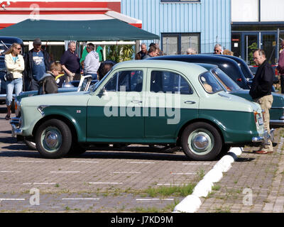 Der Wolseley 1500 Mk I 1960 ist ein klassisches britisches Automobil, das sich durch sein elegantes Design und seine kompakte Größe auszeichnet. Es war Teil der Wolseley-Serie, die von der British Motor Corporation produziert wurde und in den 1960er Jahren populär war Stockfoto