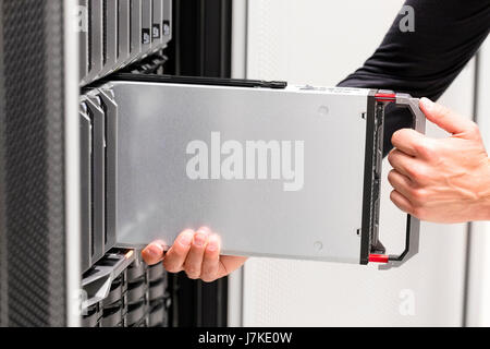 IT-Profi installiert Server-Cluster in großen Rechenzentren Stockfoto