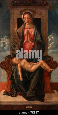 Dieses Kunstwerk, *Madonna in Trono che Adora il Bambino Dormiente* von Giovanni Bellini, stellt die Jungfrau Maria dar, die auf einem Thron sitzt und das schlafende Kind Jesus anbetet. Das Werk wurde während der Renaissance gemalt und veranschaulicht Bellinis Meisterschaft in religiösen Themen und die Verwendung von Farbe und Detail, um göttliche Zärtlichkeit und Heiligkeit der Mutterschaft zu vermitteln. Stockfoto