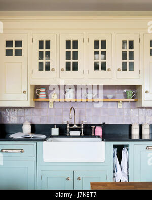 Küchenschränke mit Keramikspüle von Mark Wilkinson Möbel Stockfoto