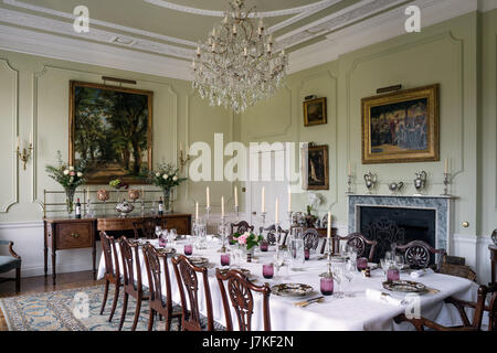 Georgianischen Stil Esszimmerstühle im großen Speisesaal mit Glas-Kronleuchter und antike Anrichte. Stockfoto