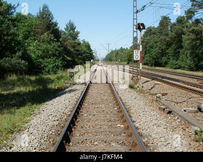 Dieses Bild zeigt die Rheintalbahn bei Schwetzingen, km 178. Er beleuchtet die Landschaft und die Eisenbahninfrastruktur in der Region und gibt einen Blick auf die Interaktion der Zugstrecke mit der Umwelt. Stockfoto