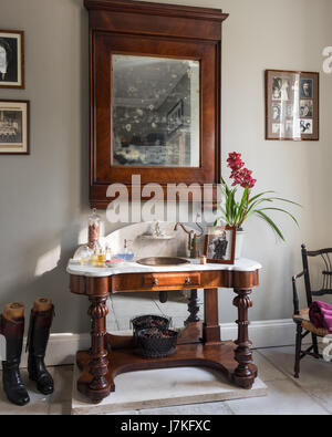 Antiker Marmor gekrönt Schminktisch unter Holz gerahmten Spiegel in der Garderobe Stockfoto