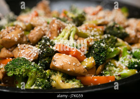 Leckere asiatische Sesam Huhn und Gemüse Rühren braten Stockfoto