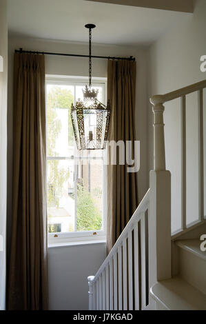 Laterne hängt über Treppe mit abendfüllenden Vorhänge in Portland Road, London, UK Stockfoto
