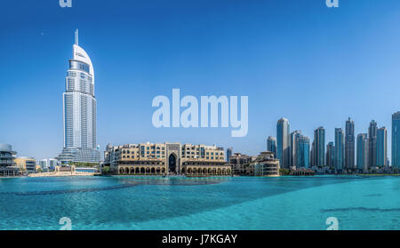 Panorama der Innenstadt von Dubai Souk Al Bahar vor Burj Khalifa in Dubai, Vereinigte Arabische Emirate, Nahost. Stockfoto