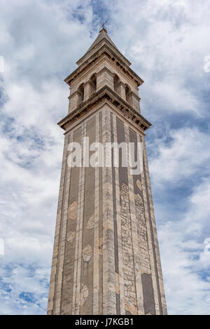 Bell Turm der Pfarrkirche von St. Blasius-Kirche in Vodnjan oder Dignano in Istrien, Kroatien. Stockfoto