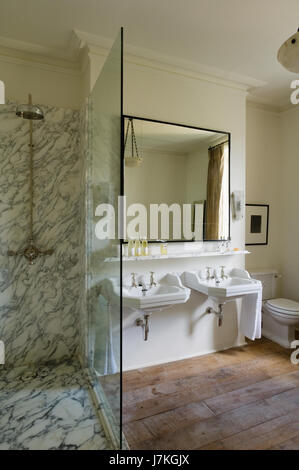 Dusche aus Marmor Einheit mit großem Spiegel über Doppelwaschbecken in Portland Road, London, UK Stockfoto