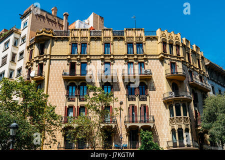 Apartment Building Block äußere Fassade In Barcelona, Spanien. Stockfoto