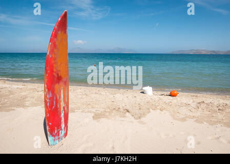 Surfbrett-Stick am Sandstrand als Zeichen der Wasser-Sport-Zone. Stockfoto