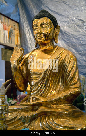 Kandy Sri Lanka Tempel des heiligen Zahn Golden Buddha mit Usnisa und In Vitarka Mudra Geste der Diskussion und Übertragung von Buddhas Lehre Stockfoto