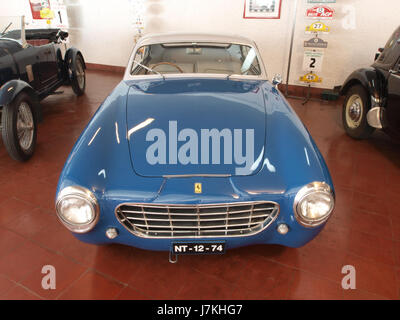 Der Ferrari 195 Inter 1951 ist ein luxuriöser Oldtimer mit einem V12-Motor mit 135 PS und einem Hubraum von 2487 ccm. Er repräsentiert Ferraris legendäre Technik und Design aus den frühen 1950er Jahren Stockfoto