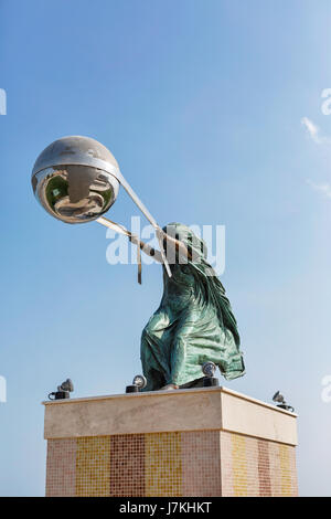 Die Force of Nature-Skulptur von Lorenzo Quinn in Katara Cultural Village in Doha, Katar, Nahost. Stockfoto