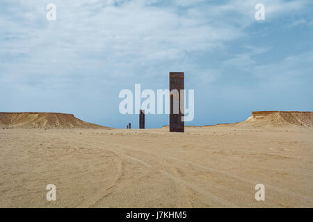 Ost-West-West-Ost-Skulptur des Künstlers Richard Serra in der Nähe von Dorf Zekreet, Qatar. Stockfoto