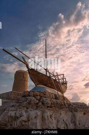 Denkmal der Dhow Boot neben Turm entlang der Corniche Al Khor in Katar, Nahost. Stockfoto