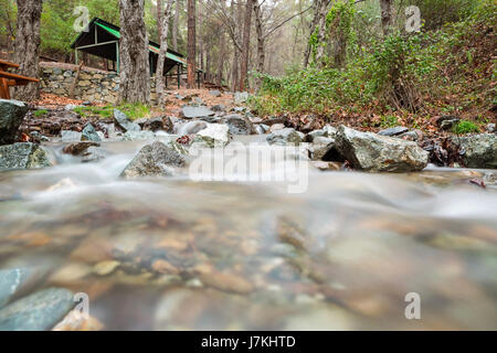 Friedliche Scenic-Stream In den Bergen Stockfoto