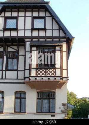 Dieses Bild zeigt eine Szene aus der Graf-Johann-Straße in SaarbrÃ¼cken, die die städtische Umgebung und die architektonischen Besonderheiten in diesem Teil der Stadt hervorhebt. Stockfoto