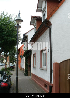 Dieses Bild zeigt die St. Leoner Str. 22 in Neulussheim. Die Lage repräsentiert eine typische Straßenszene in dieser Region und zeigt die Architektur und die lokale Umgebung. Die Straße ist Teil des Wohngebietes von Neulussheimâ und trägt zum Vorstadtcharakter der Stadt und zum Gemeinschaftsleben bei. Stockfoto