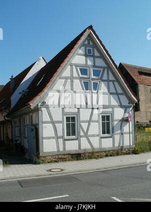 Dieses Bild zeigt die Straßenszene der Hauptstraße 121 in Reilingen vom 27. Juni 2011. Der Standort repräsentiert ein typisch deutsches Gemeindegebiet und zeigt lokale Architektur, urbanes Leben und Wohnstrukturen dieser Zeit. Stockfoto