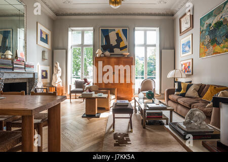 Holzgehäuse an Fenstern der Wohnung mit Blick auf London Platanen Stockfoto