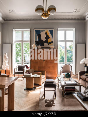 Holzgehäuse an Fenstern der Wohnung mit Blick auf London Platanen Stockfoto