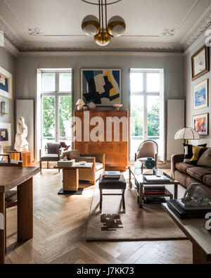 Holzgehäuse an Fenstern der Wohnung mit Blick auf London Platanen Stockfoto