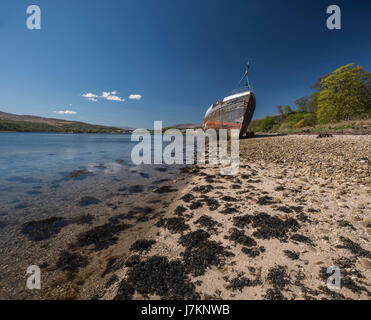Dieses verlassene Boot findet man bei Corpach nördlich von Fort William in Schottland. Eines der fotogensten Küstenlinien in Schottland. Stockfoto