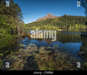 Ein Bild von Glencoe Village man an einem schönen Frühlingsabend mit Pap Glencoe im Hintergrund. Stockfoto