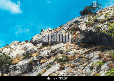 Blick von der Festung Stari Grad von der Stadt Omis in Croatia.Mountain Vegetation. Stockfoto