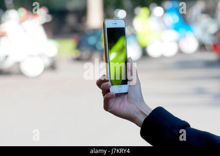 Frau nimmt Bild verwenden ein iPhone Stockfoto