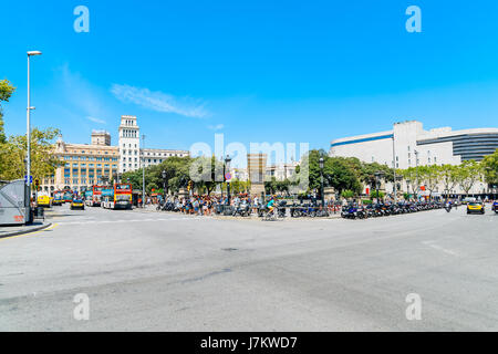 BARCELONA, Spanien - 5. August 2016: Alltag In der belebten Innenstadt von Barcelona Spanien. Stockfoto