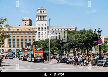 BARCELONA, Spanien - 5. August 2016: Alltag In der belebten Innenstadt von Barcelona Spanien. Stockfoto