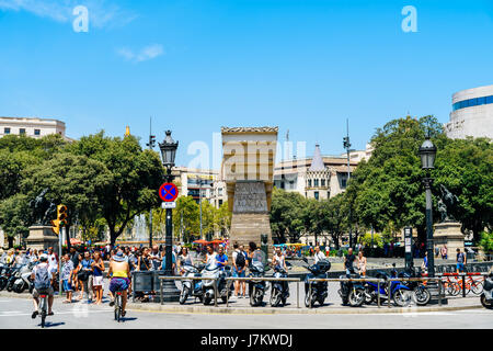 BARCELONA, Spanien - 5. August 2016: Alltag In der belebten Innenstadt von Barcelona Spanien. Stockfoto