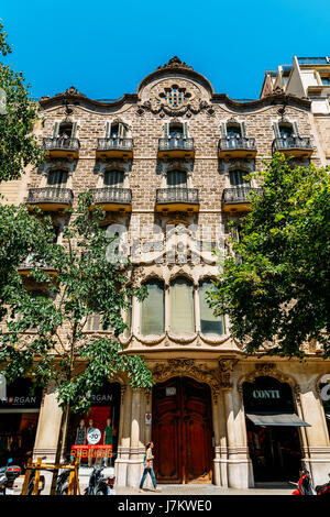 BARCELONA, Spanien - 5. August 2016: Alltag In der belebten Innenstadt von Barcelona Spanien. Stockfoto