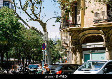 BARCELONA, Spanien - 5. August 2016: Alltag In der belebten Innenstadt von Barcelona Spanien. Stockfoto