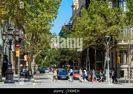 BARCELONA, Spanien - 5. August 2016: Alltag In der belebten Innenstadt von Barcelona Spanien. Stockfoto