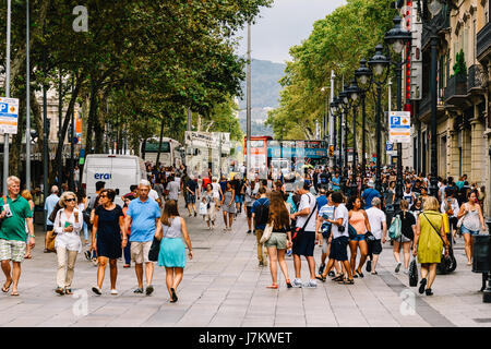 BARCELONA, Spanien - 5. August 2016: Alltag In der belebten Innenstadt von Barcelona Spanien. Stockfoto