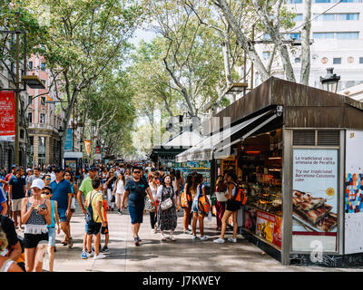 BARCELONA, Spanien - 5. August 2016: Alltag In der belebten Innenstadt von Barcelona Spanien. Stockfoto