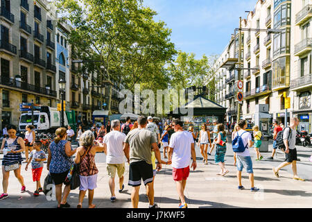 BARCELONA, Spanien - 5. August 2016: Alltag In der belebten Innenstadt von Barcelona Spanien. Stockfoto