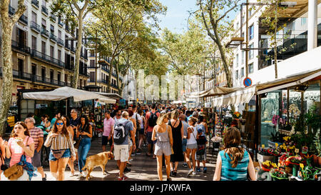 BARCELONA, Spanien - 5. August 2016: Alltag In der belebten Innenstadt von Barcelona Spanien. Stockfoto