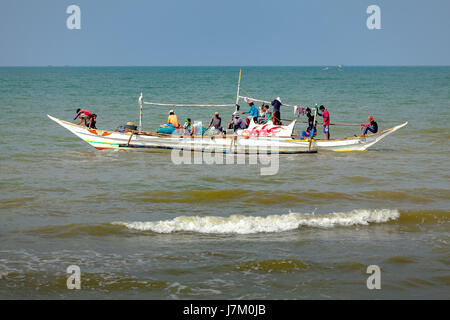 Philippinische Crew ein Angeln Boot, Bangka, gehen Sie zum Meer vor Baybay Beach, Roxas City, Insel Panay, Philippinen. Stockfoto