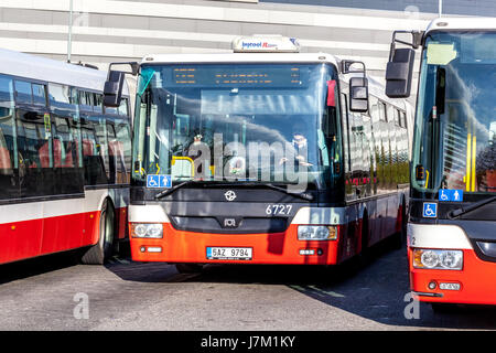 Busse des öffentlichen Nahverkehrs, Prag, Tschechische Republik, Europa Stockfoto