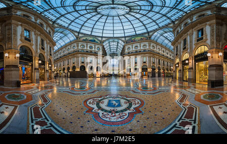 Mailand, Italien - 13. Januar 2015: Berühmte Stier Mosaik in der Galleria Vittorio Emanuele II in Mailand. Es ist eines der ältesten Einkaufszentren der Welt, designe Stockfoto