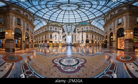 Mailand, Italien - 13. Januar 2015: Galleria Vittorio Emanuele II in Mailand. Es ist eines der ältesten Einkaufszentren der Welt, entworfen und gebaut von Giusepp Stockfoto