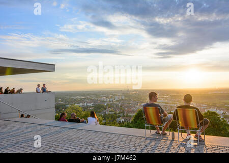 Bezirk Karlsruhe-Durlach: Blick von Terrasse des Berges Turmberg in Karlsruhe-Stadt und Vogesen (Vogesen), Menschen, Karlsruhe, Kraichgau-Stro Stockfoto