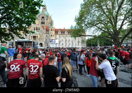 Hannover 96 startete die offizielle Aufstiegsparty am Montag auf dem Trammplatz vor den Rathaus Stockfoto